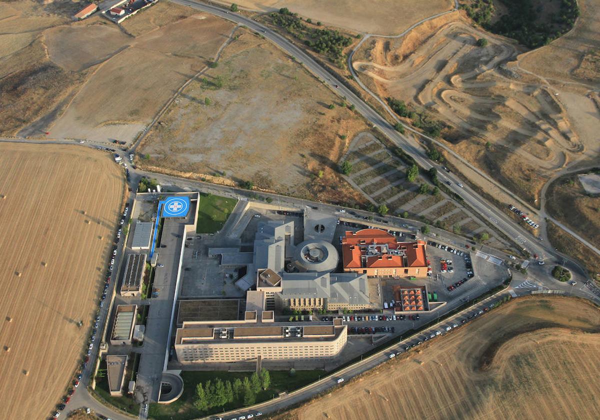 Foto aérea del actual complejo hospitalario y de los terrenos, justo encima de él en la imagen, donde se prevé construir la ampliación y crear la Escuela de Enfermería.