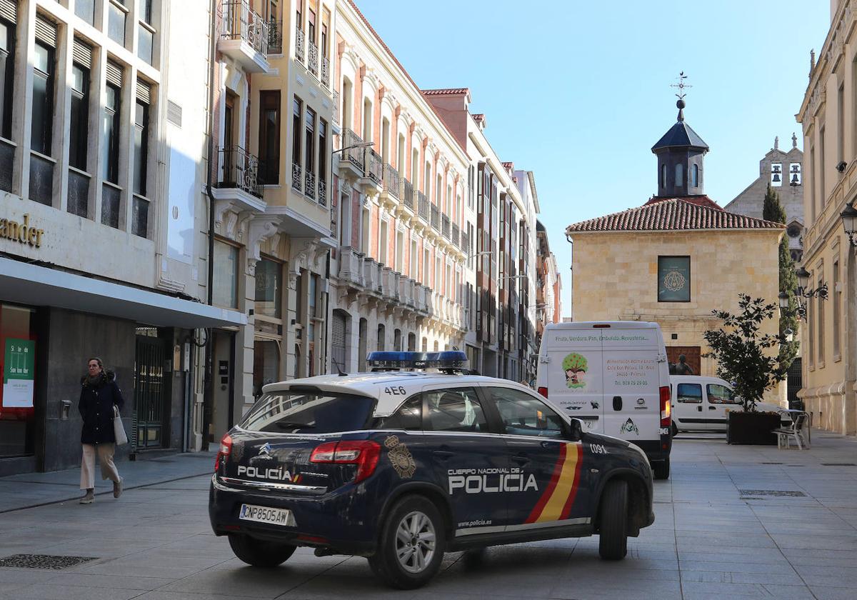 Hallan en un charco de sangre a una pareja en un portal de Palencia