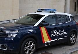 Coche de la Policía Nacional en la Comisaría de Segovia.