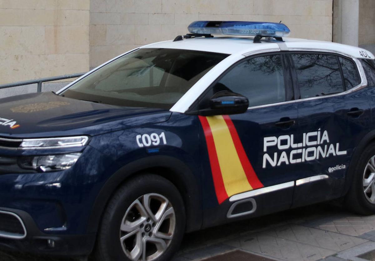 Coche de la Policía Nacional en la Comisaría de Segovia.