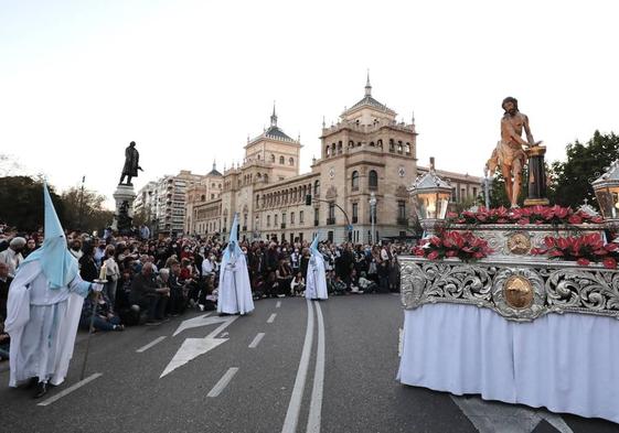 El Señor Atado a la Columna procesiona durante la procesión general de 2022, a su paso por la plaza Zorrilla.