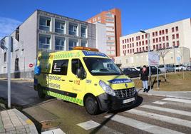 Una ambulancia sale del Hospital Río Carrión en una imagen de archivo.