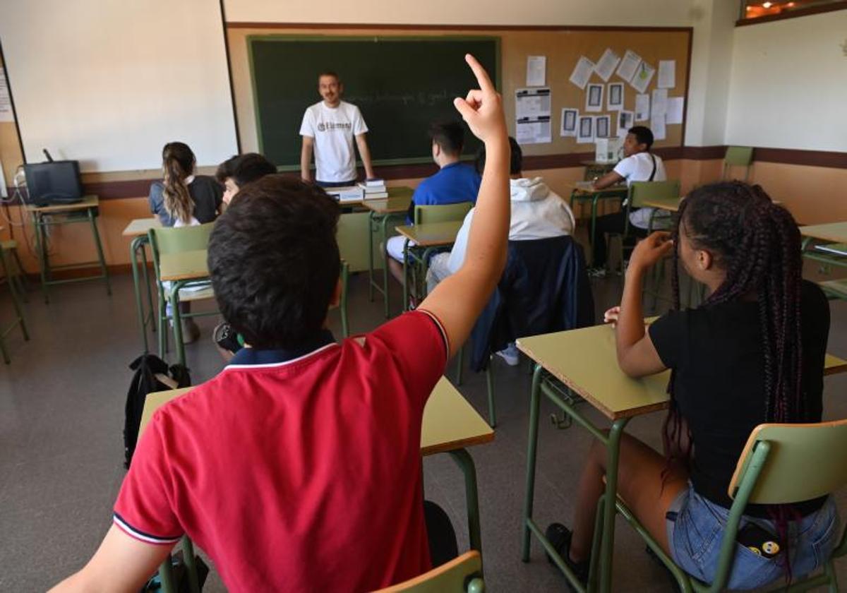 Un curso de formación de personal de sala y camareros en el IES Diego de Praves.