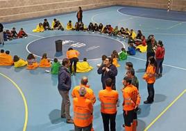 Menores y monitores del campamento, en el polideportivo de Riaza.