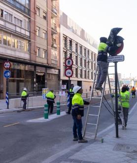 Imagen secundaria 2 - Interior del túnel y boca de acceso de Panaderos. Debajo, los operarios cubren la señal que prohibía circular por el vial hacia Estación.
