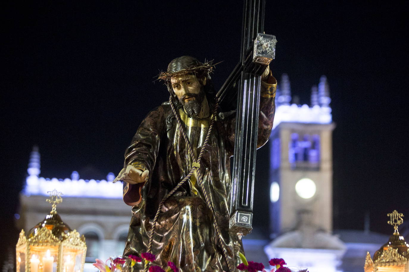 La imagen del Nazareno procesiona en Valladolid frente al Ayuntamiento de la ciudad