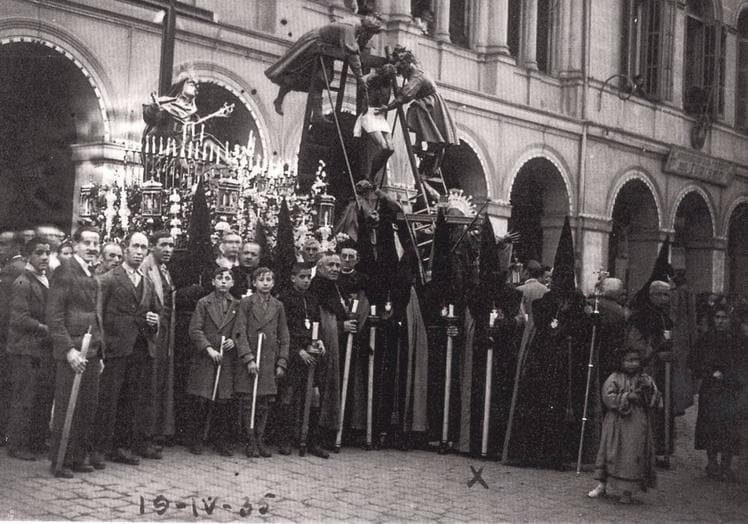 Imagen principal - Los pasos de la Vera Cruz y el Descendimiento, ante el Calderón en 1935, y los de La ORación del Huerto y el Cristo atado al a columna, en el Viernes Santo del mismo año. Además, el Ecce Homo en la Plaza Mayor, presumiblemente en 1949. 