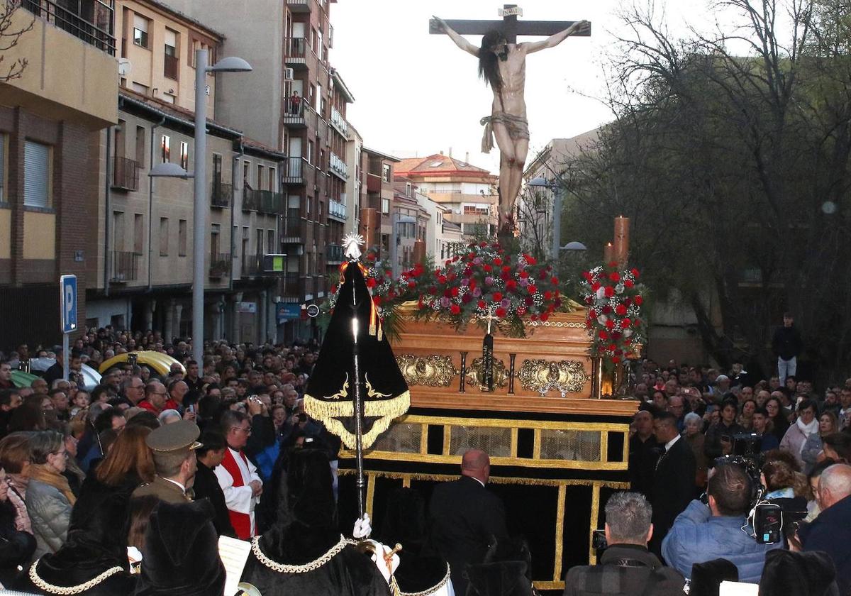 Salida del Cristo de la iglesia de Santa Eulalia.