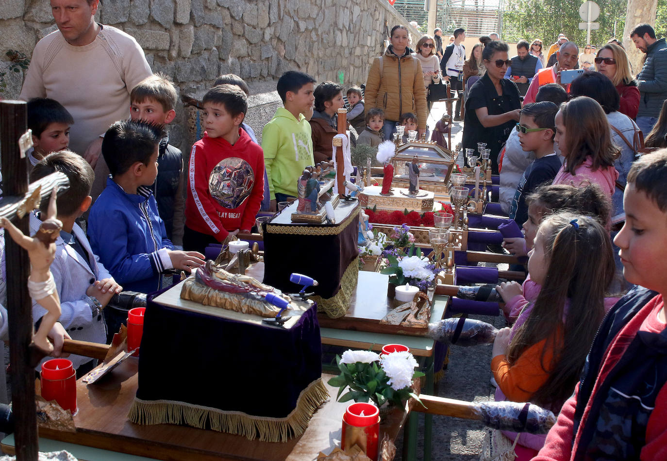 Participantes en la procesión de La Pasión de los Niños, en San José.