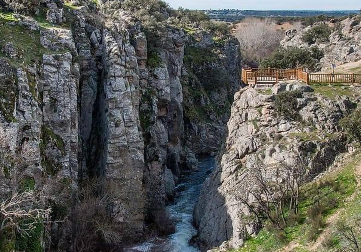 Rescatan a un senderista atrapado en la risca de Valdeprados