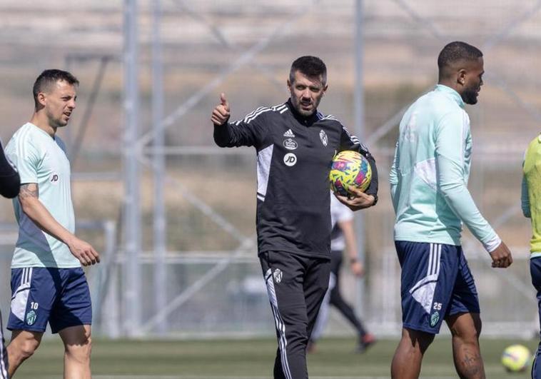 Pezzolano da indicaciones durante la primera parte del entrenamiento en los Campos Anexos.