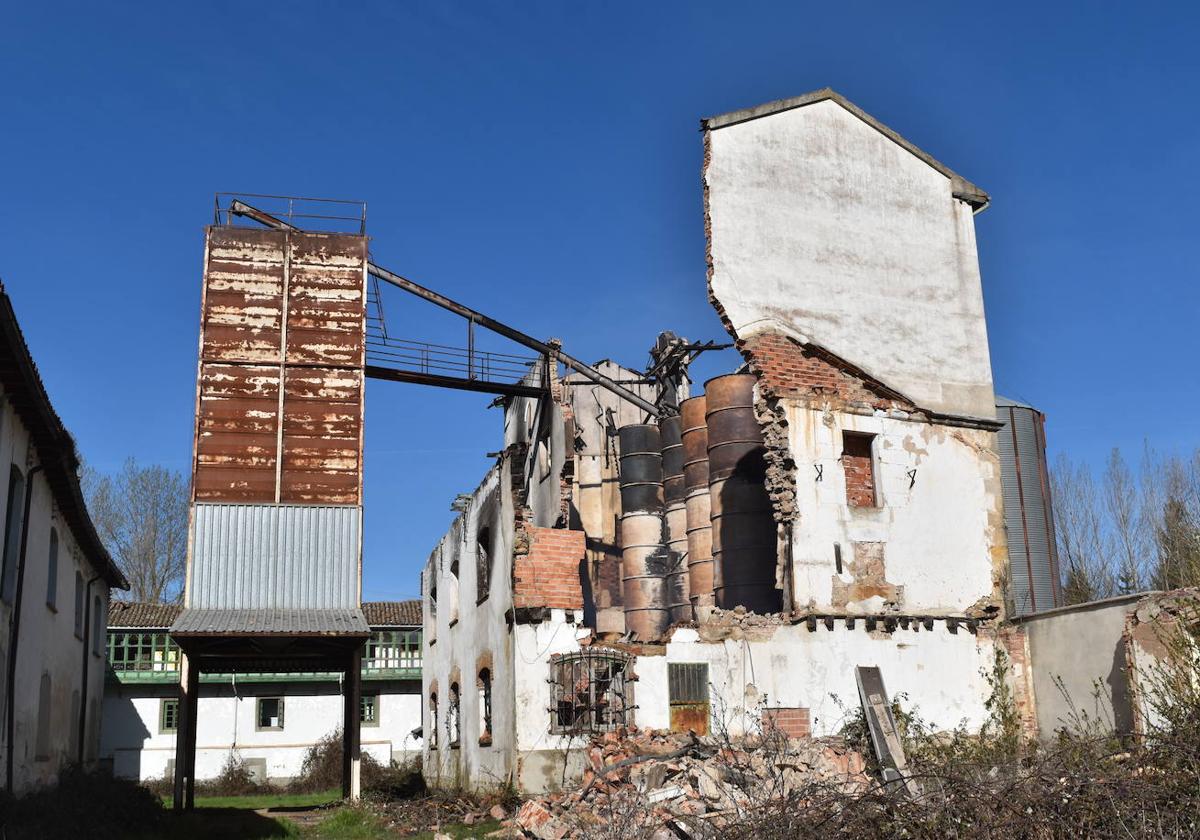 Restos del edificio de la harinera, arrasado por el fuego la pasada noche.