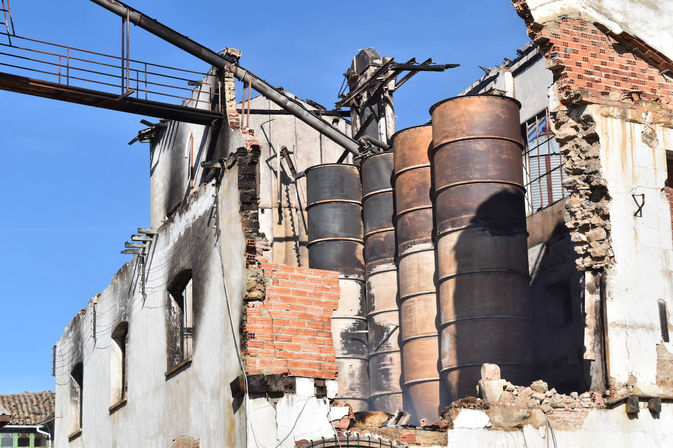 Así está la antigua harinera de Aguilar devorada por el fuego