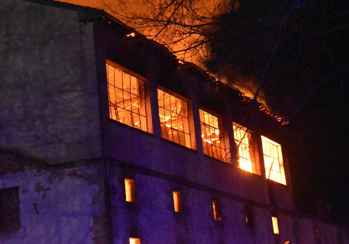 Así ardió la antigua harinera de Fontaneda en Aguilar