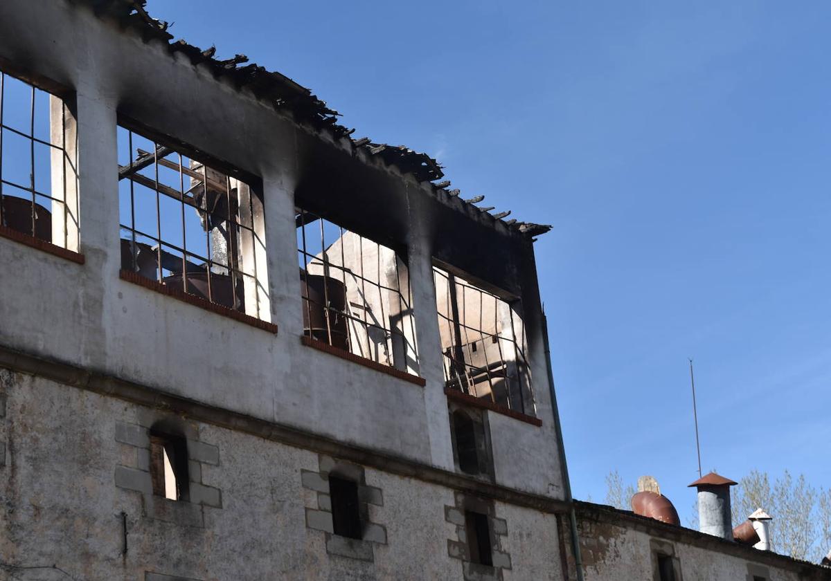 Así está la antigua harinera de Aguilar devorada por el fuego