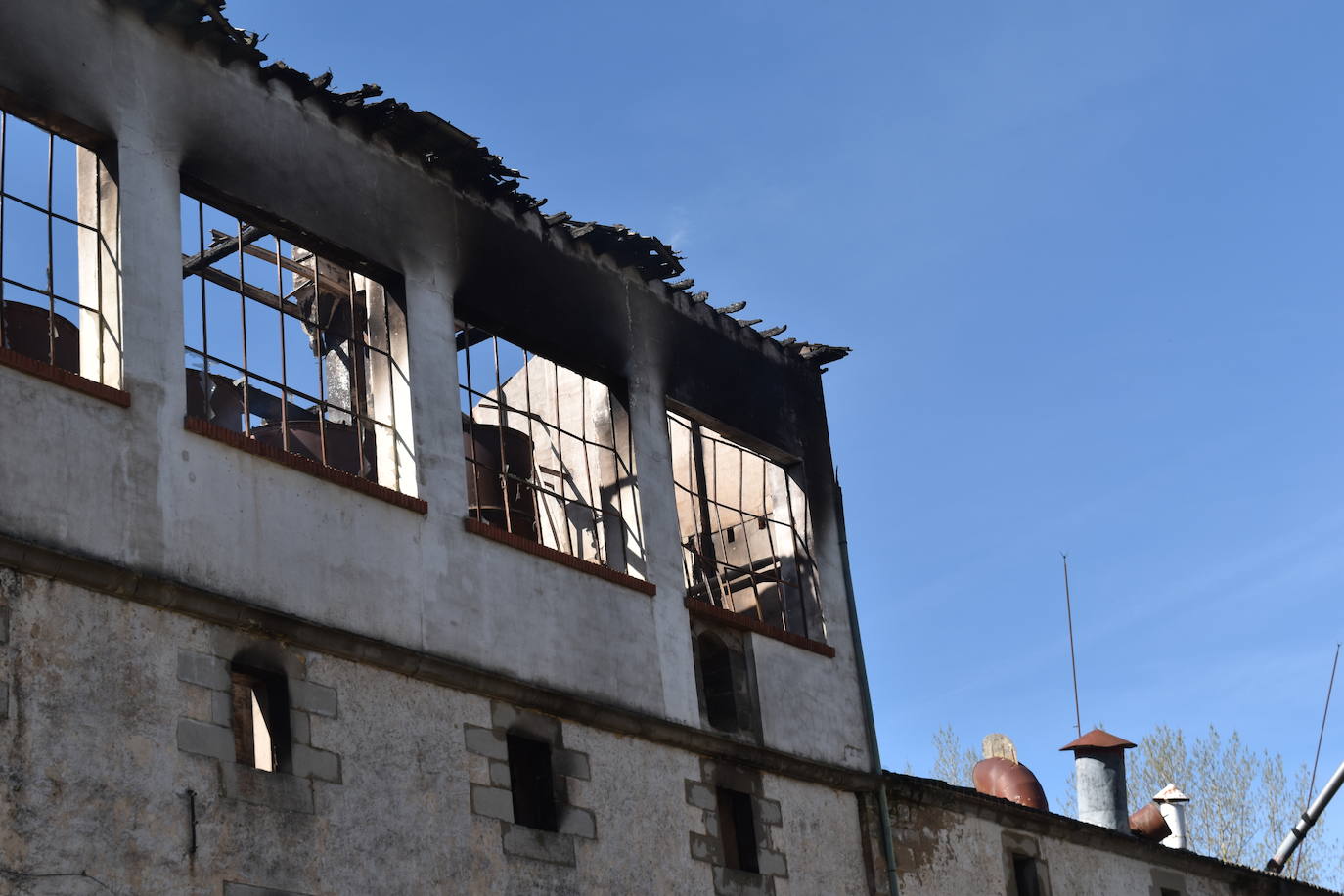 Así está la antigua harinera de Aguilar devorada por el fuego