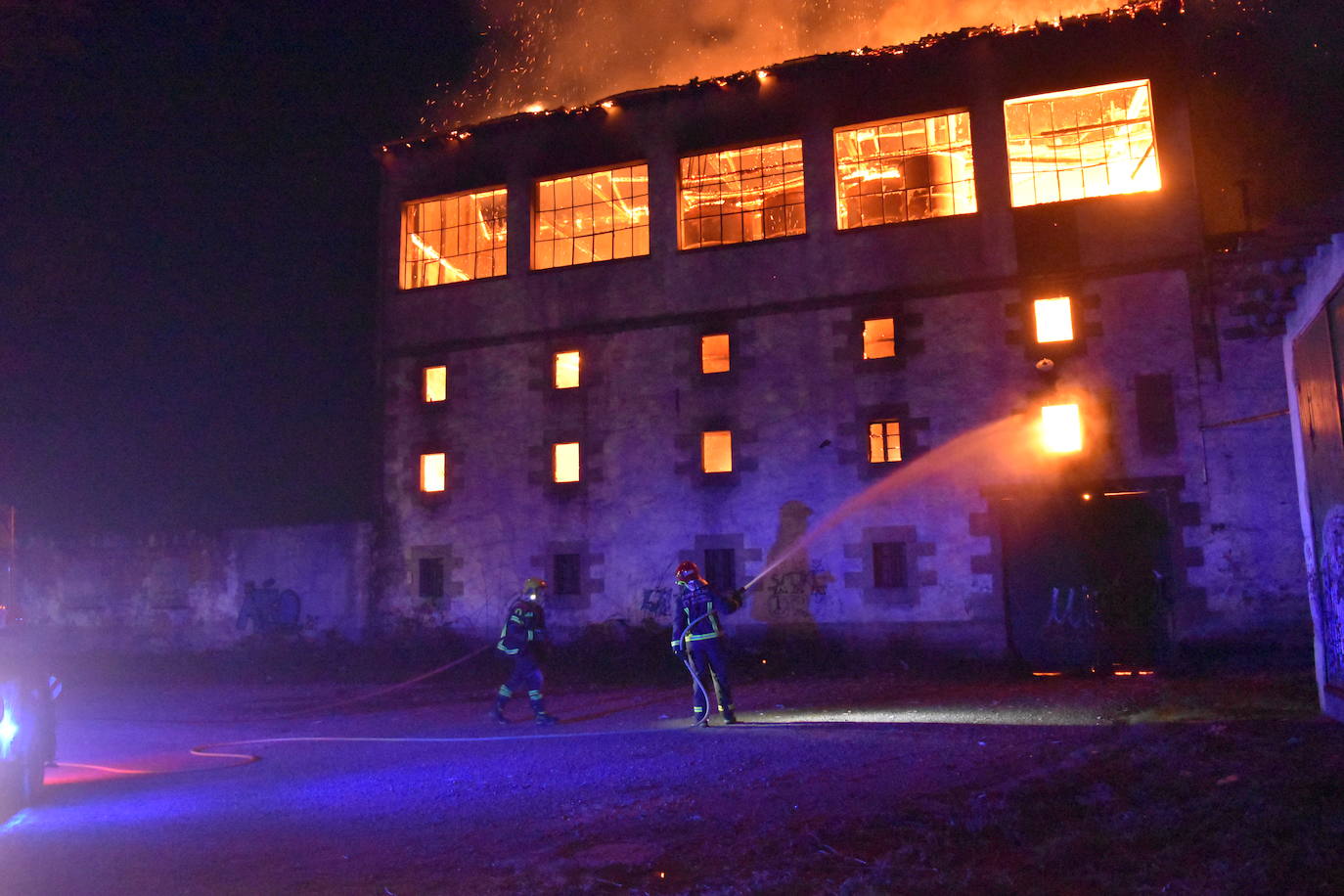 Así ardió la antigua harinera de Fontaneda en Aguilar