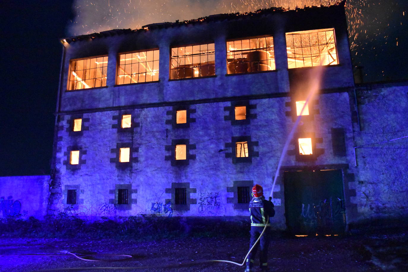 Así ardió la antigua harinera de Fontaneda en Aguilar