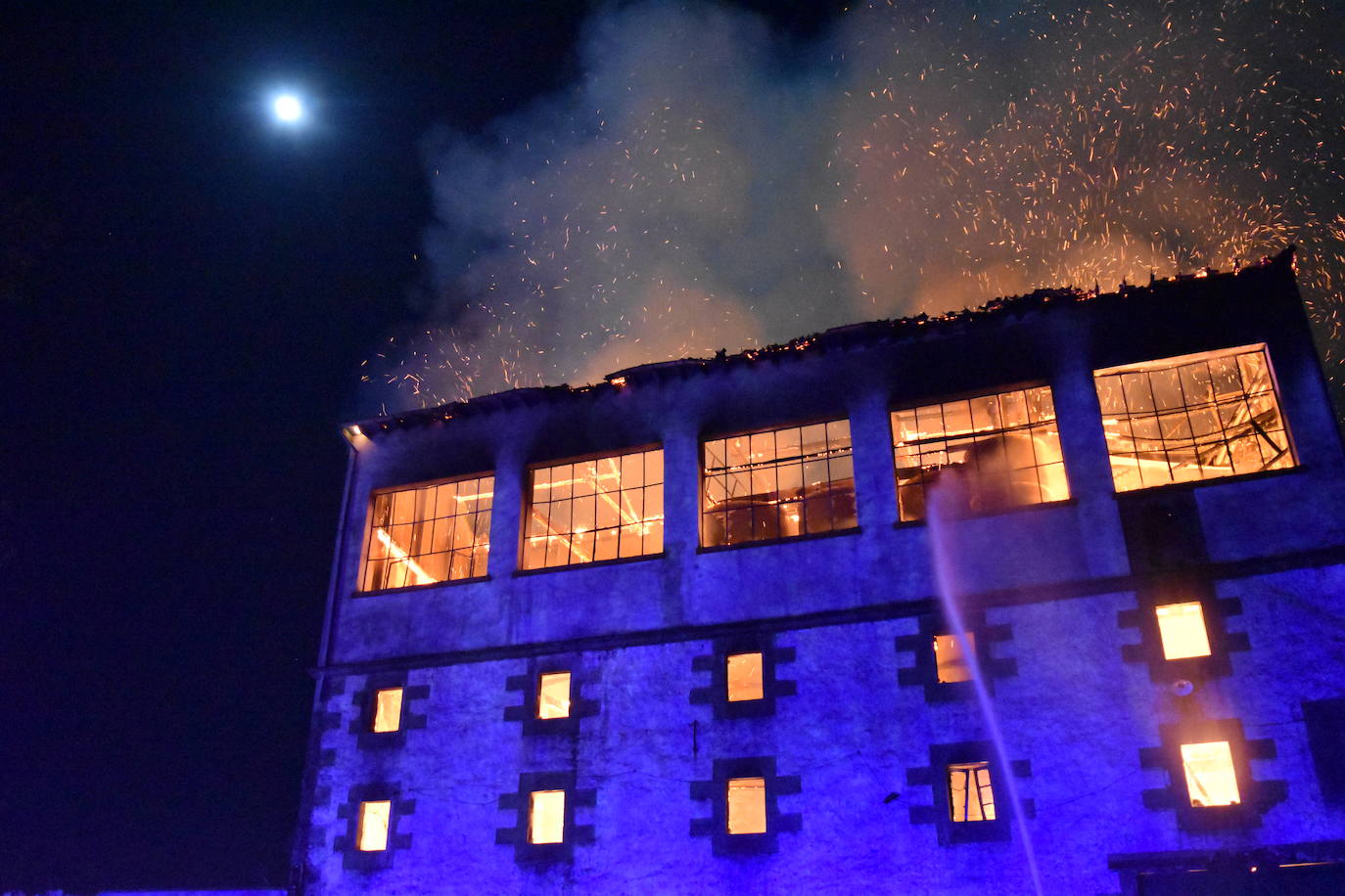 Así ardió la antigua harinera de Fontaneda en Aguilar