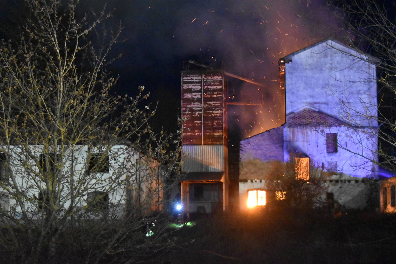 Así ardió la antigua harinera de Fontaneda en Aguilar