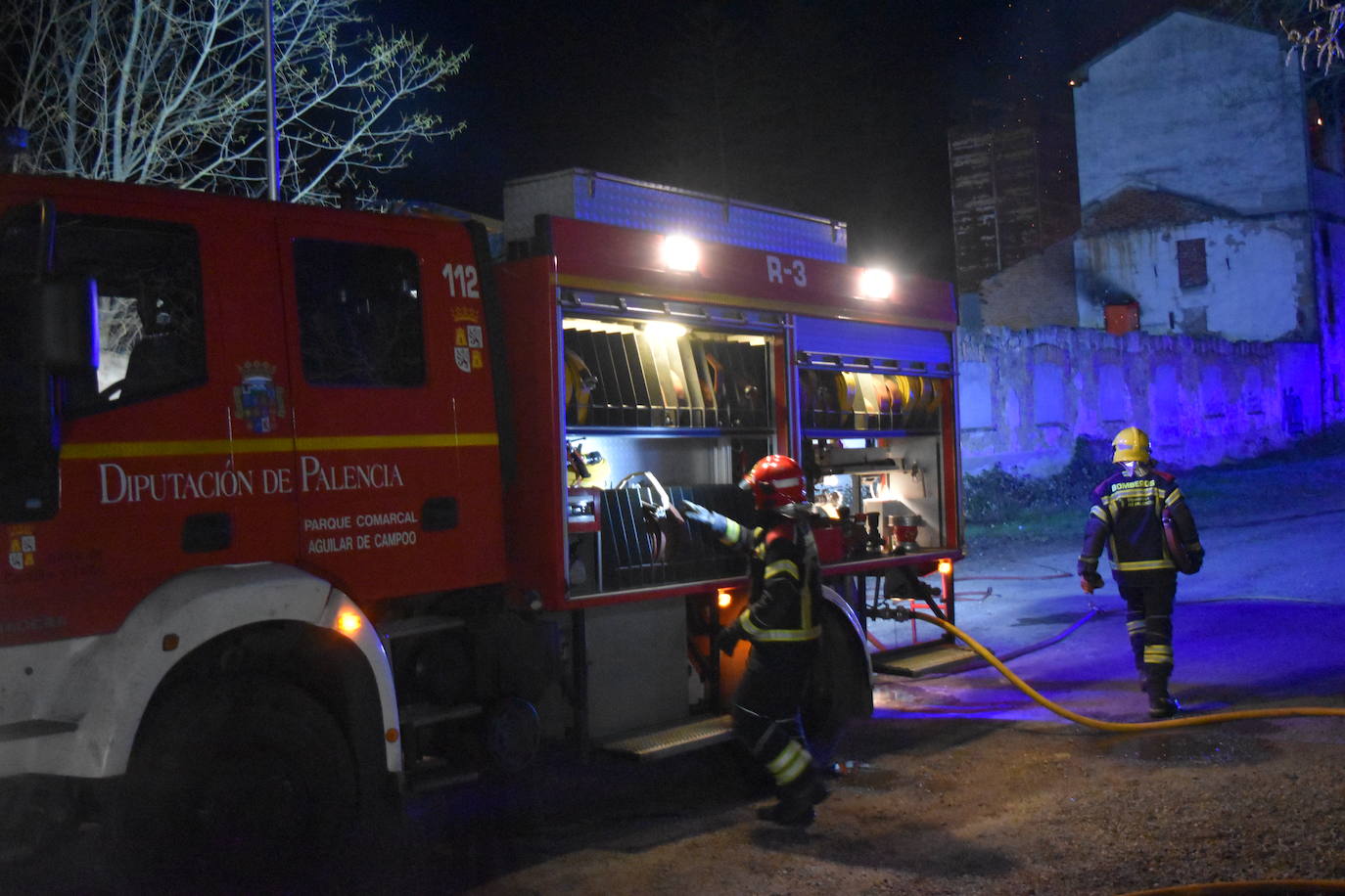 Así ardió la antigua harinera de Fontaneda en Aguilar