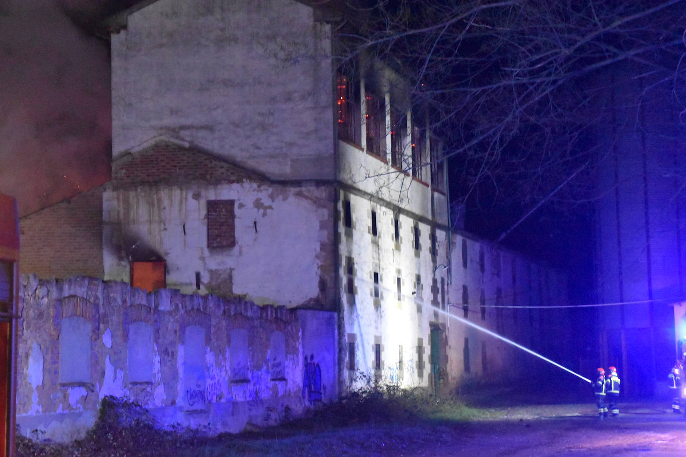 Así ardió la antigua harinera de Fontaneda en Aguilar