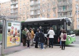 Usuarios de un bus de Auvasa, en una imagen de archivo.