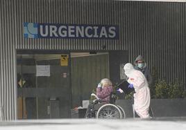 Traslado de una paciente con covid en 2021 a Urgencias del Hospital Clínico de Valladolid.