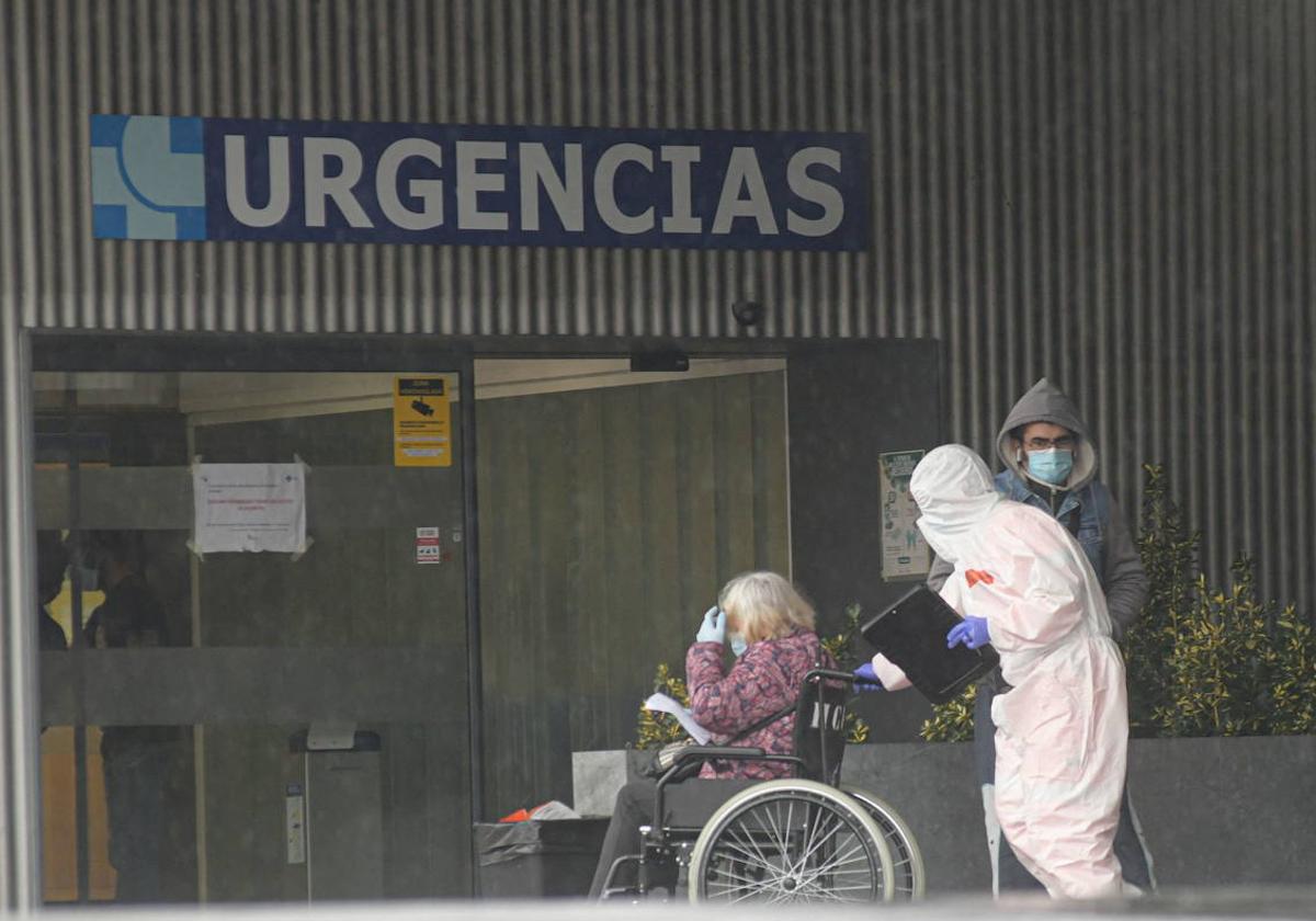 Traslado de una paciente con covid en 2021 a Urgencias del Hospital Clínico de Valladolid.