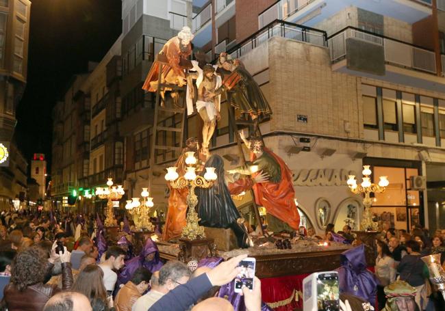El paso del Descendimiento procesiona por Valladolid en una imagen de archivo.