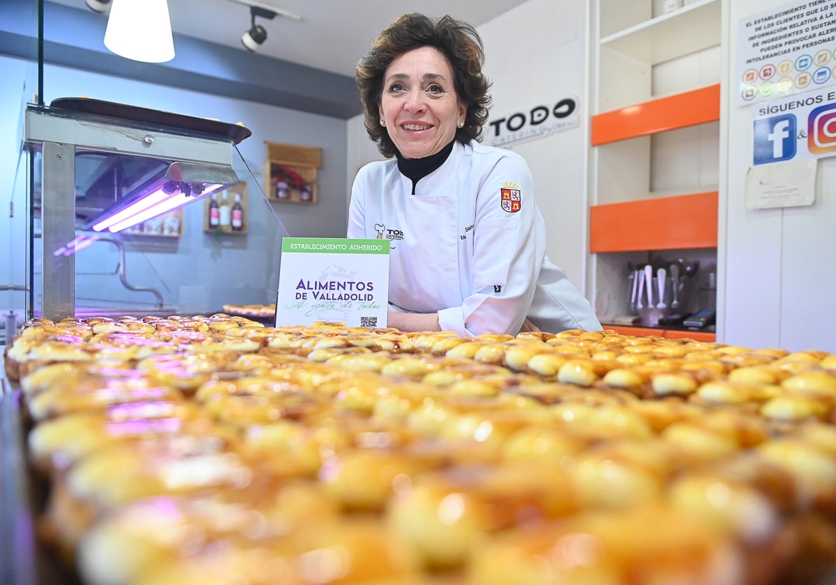 Mercedes San Pedro posa con las bandejas de torrijas recién hechas.