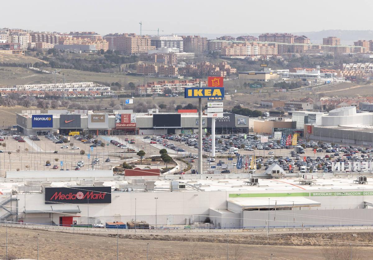 Vista del centro comercial Río Shopping con Valladolid de fondo.