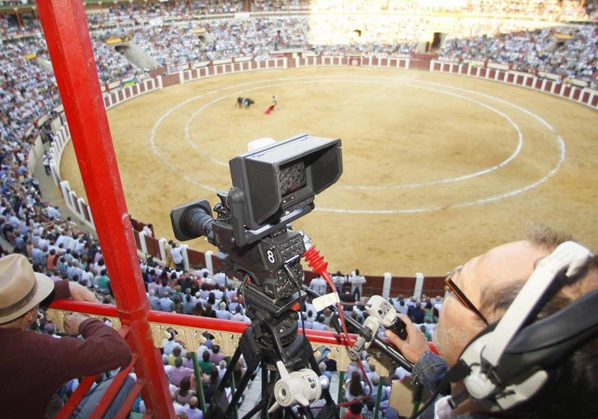 Retransmisión por televisión de un espectáculo taurino en la Feria de San Lorenzo en años anteriores.