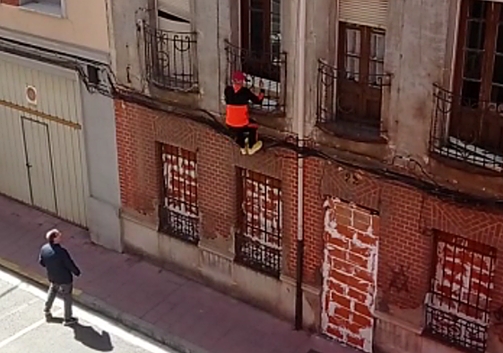 Momento en el que uno de los okupas accede al interior del bloque de Bailarín Vicente Escudero.