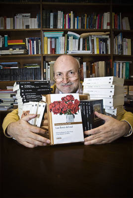 Emilio Pascual, con varios libros.