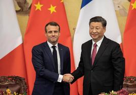 Macron saluda a Xi Jinping tras su reunión en Pekín.