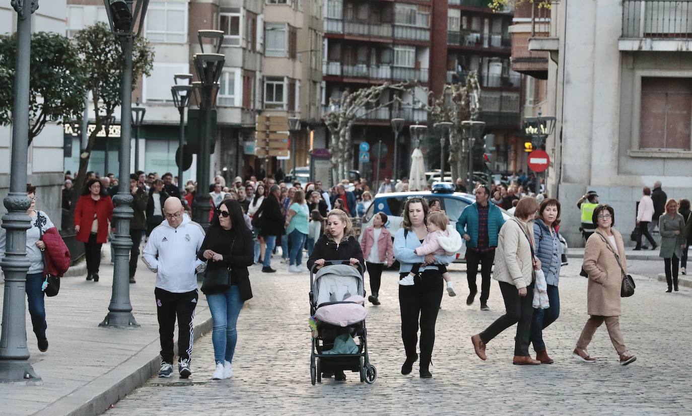Calles llenas el Jueves Santo en Valladolid