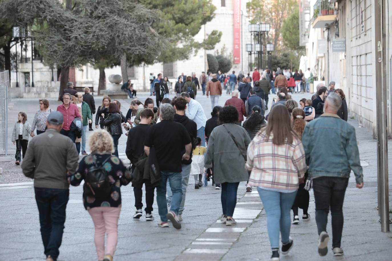 Calles llenas el Jueves Santo en Valladolid
