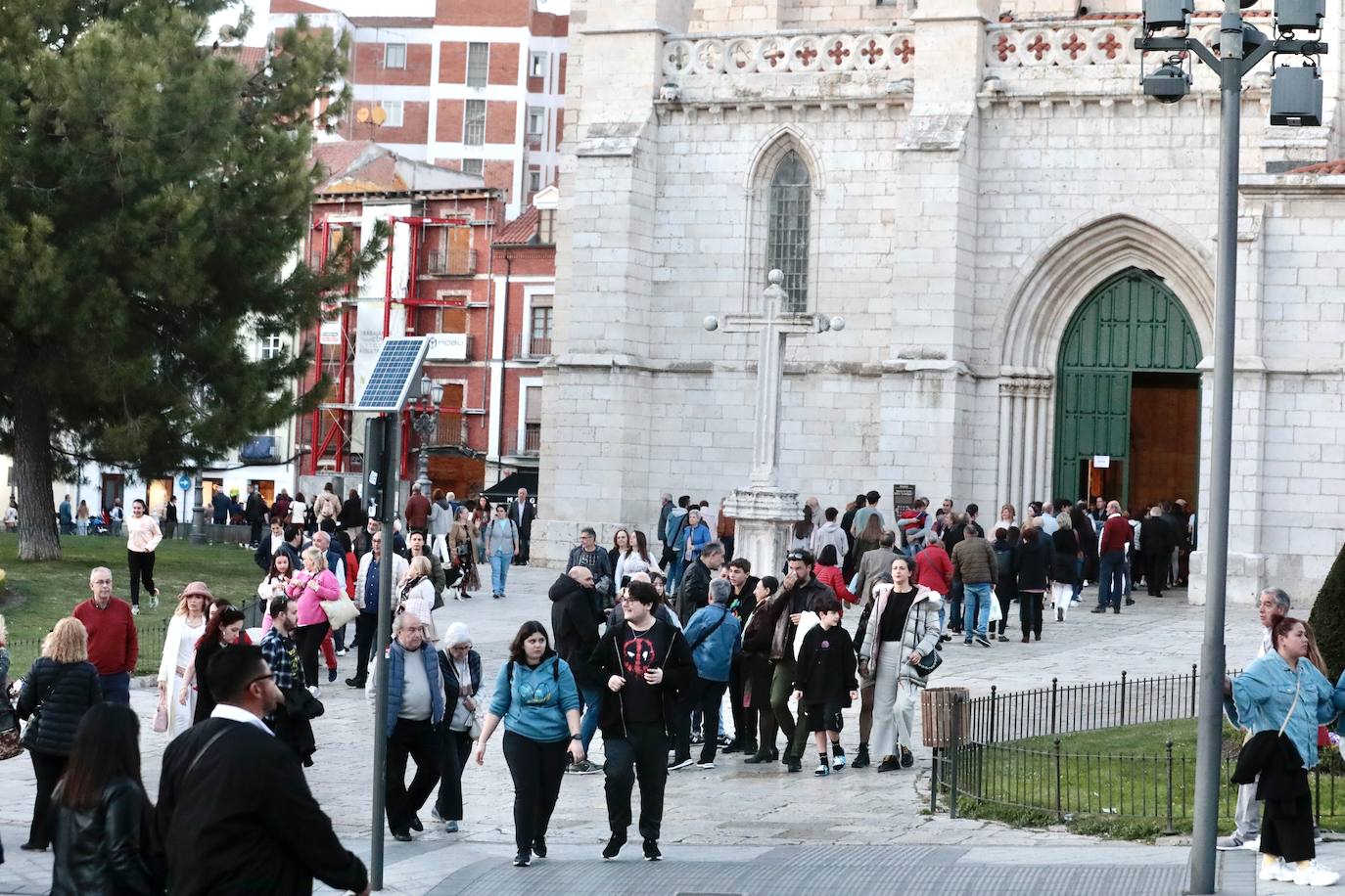 Calles llenas el Jueves Santo en Valladolid