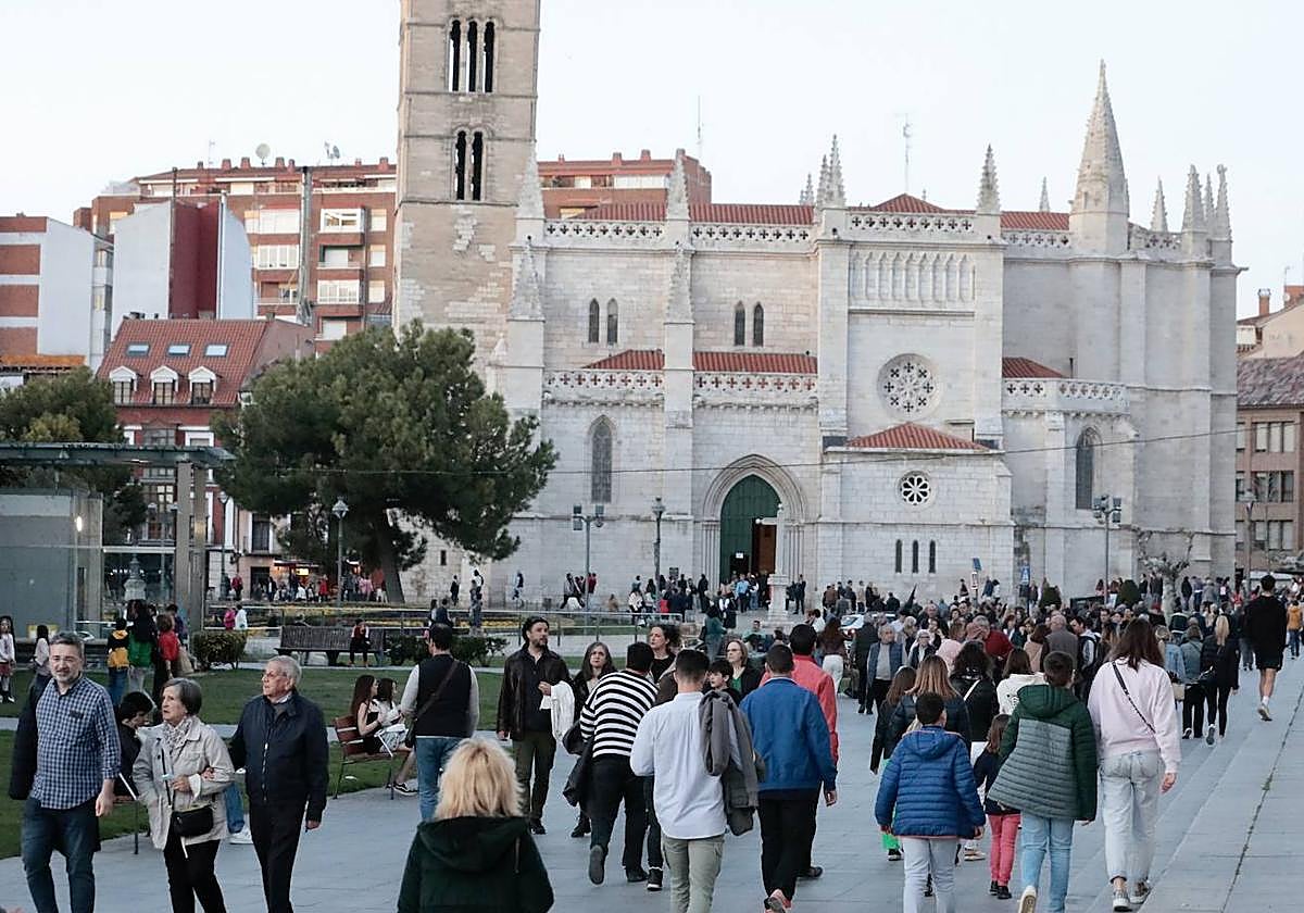 Calles llenas el Jueves Santo en Valladolid