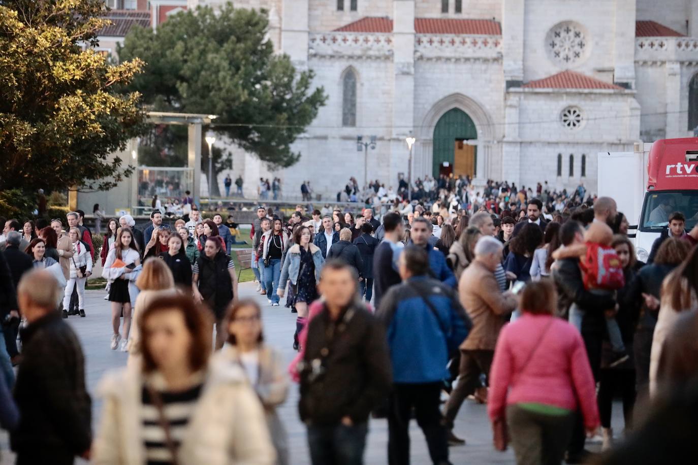 Calles llenas el Jueves Santo en Valladolid