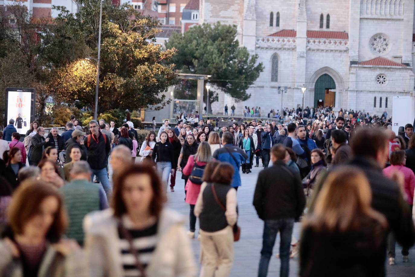 Calles llenas el Jueves Santo en Valladolid