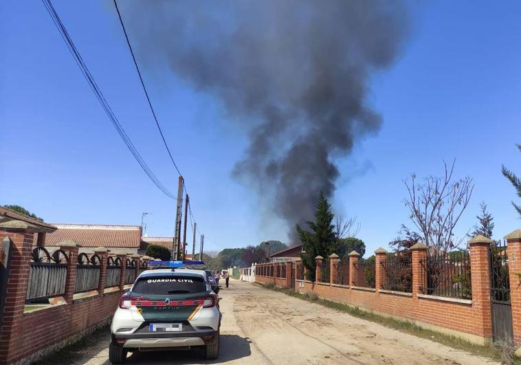 Una columna de humo negro se levanta desde una de las parcelas afectadas.