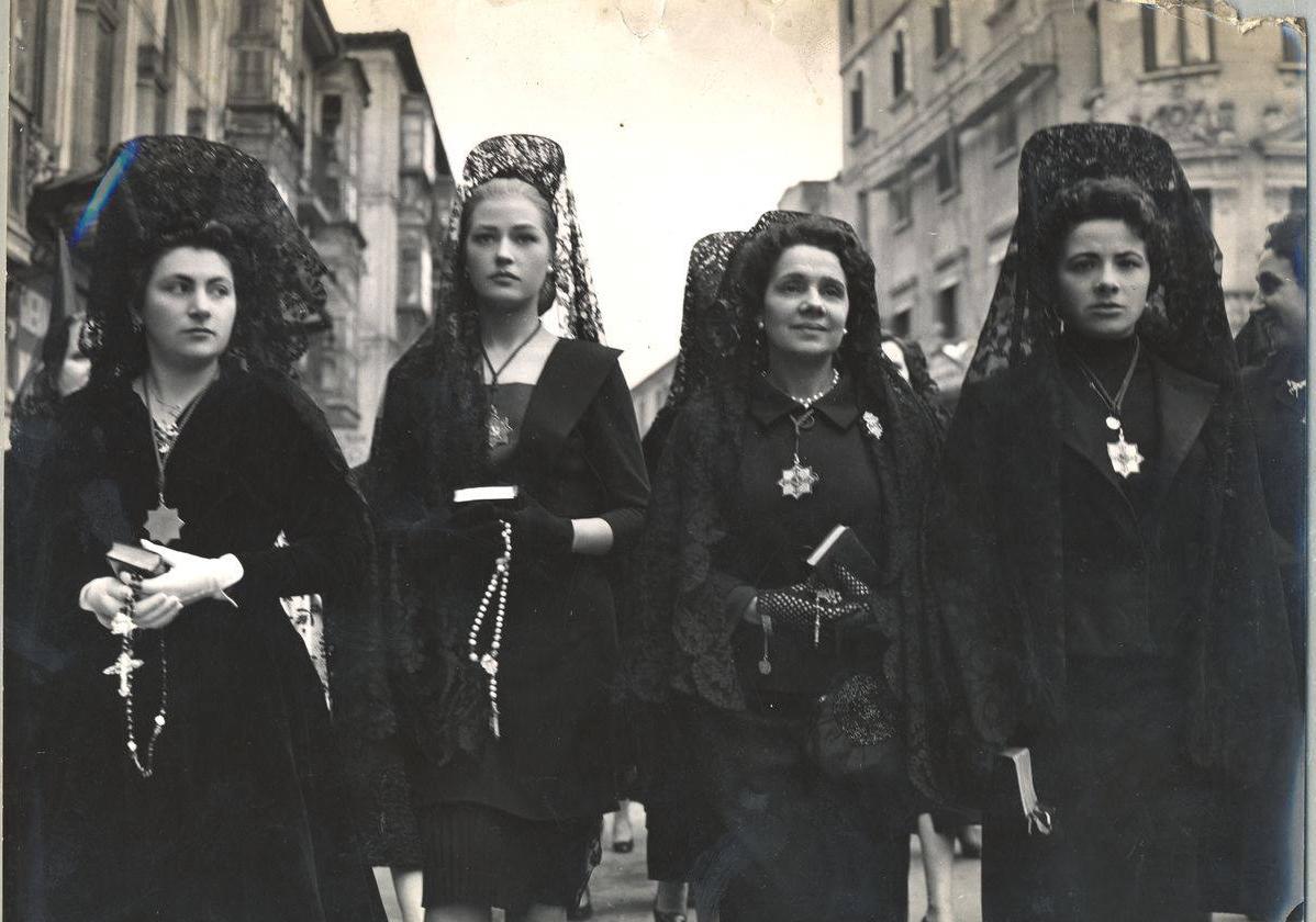 Analía Gadé, segunda por la izquierda, durante el rodaje en la procesión del Sermón de las Siete Palabras, en 1958.
