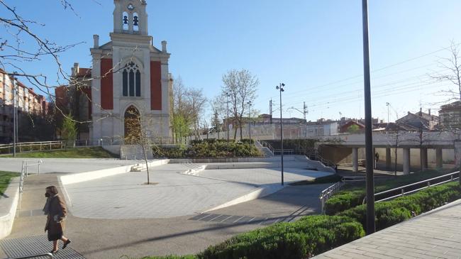 Imagen después - El antes y el después de la plaza de Rafael Cano, inaugurada el 30 de abril de 2019.