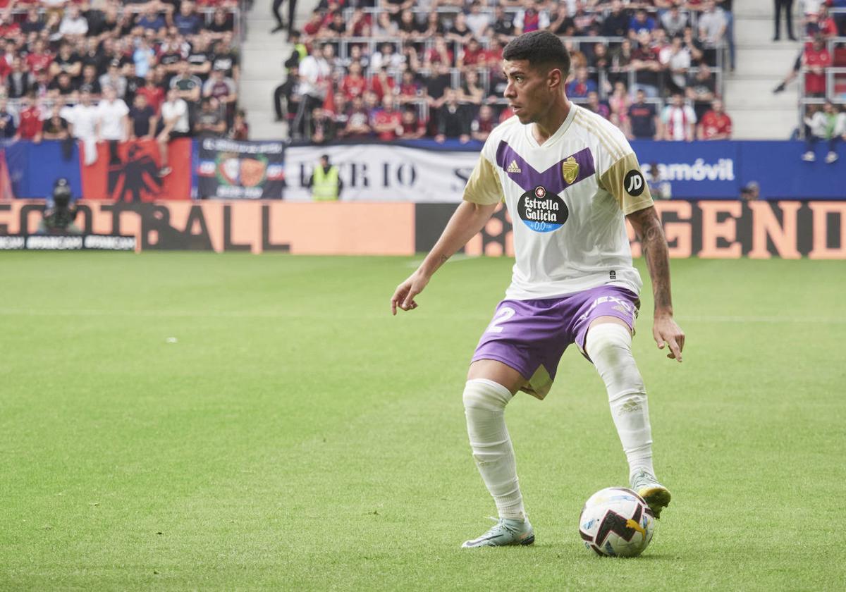 Olaza controla el balón durante un partido del Pucela.