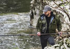 Un pescador, en el río Pas en Cantabria.