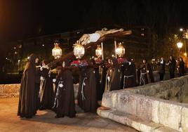 El Santo Cristo Señor de la Vida y de la Muerte, anoche al paso por Puentecillas.