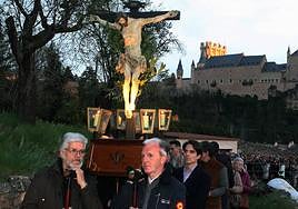 Vía Crucis de los Padres Carmelitas, este Miércoles Santo, con el Alcázar de fondo.