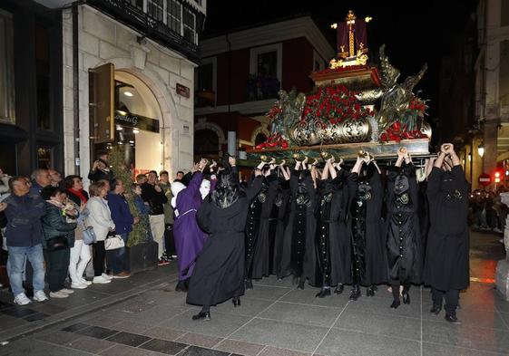 Los cofrades de la Vera Cruz levanta el paso en los Cuatro Cantones.